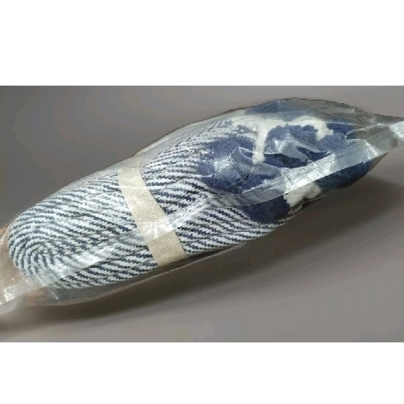 Karma living herringbone patterned throw with pom-pom trim - new in bag!! - Picture 9 of 10